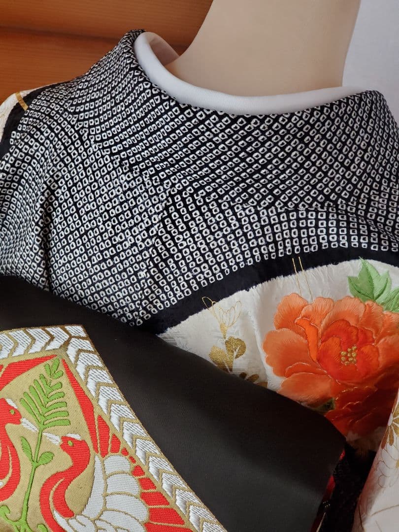 【レトロ調＊美品】振袖&襦袢セット　絞り　刺繍　黒　白　オレンジ　トールサイズ