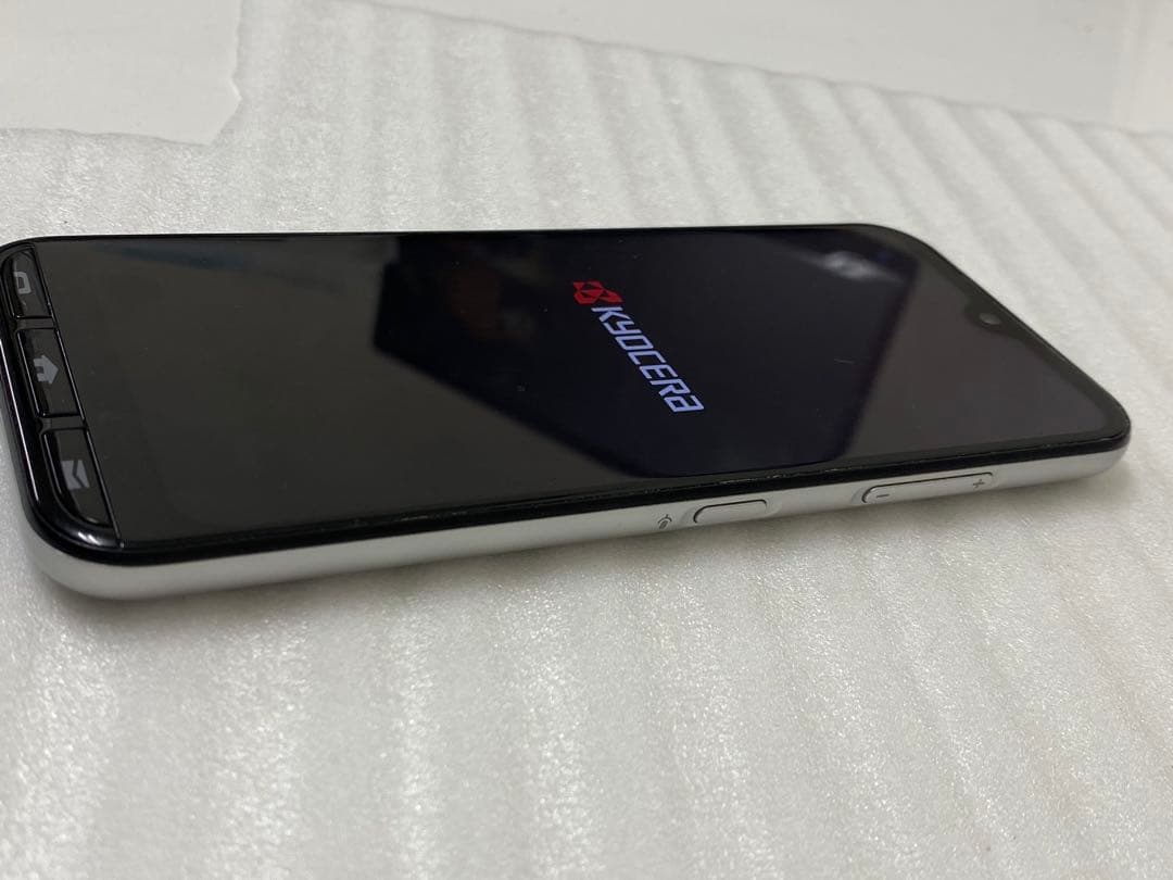 3-3030 京セラ製のスマートフォン「かんたんスマホ3 (A205KC)