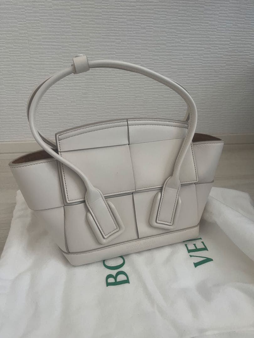 BOTTEGA VENETA MINI ARCO ホワイト ショルダーバッグ