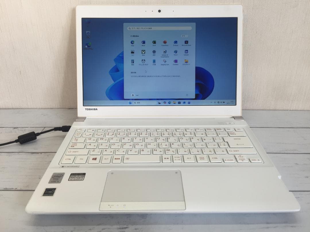 東芝 dynabook R734/E36KW 13.3型 軽量・コンパクトノート