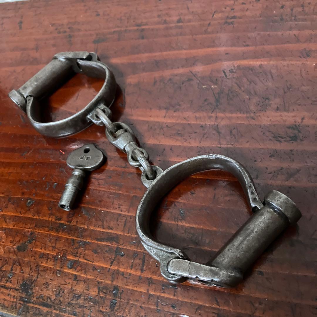 ビンテージ鉄製ハンドカフ　鍵付き