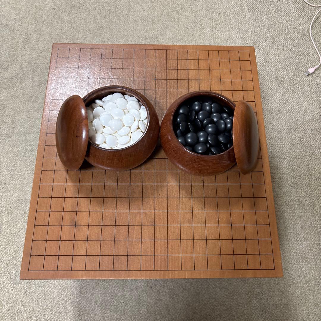 美品　本榧製囲碁盤、脚付き　ヘソ付き、碁石那智黒、蛤