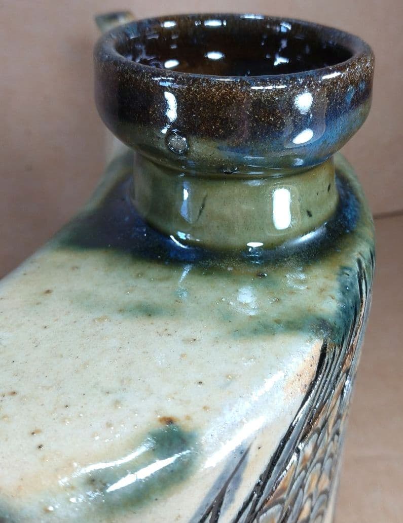 【本物保証】金城次郎 壷屋焼 抱瓶(海老魚紋) 共箱 栞 ｗ25.3㎝ 人間国宝