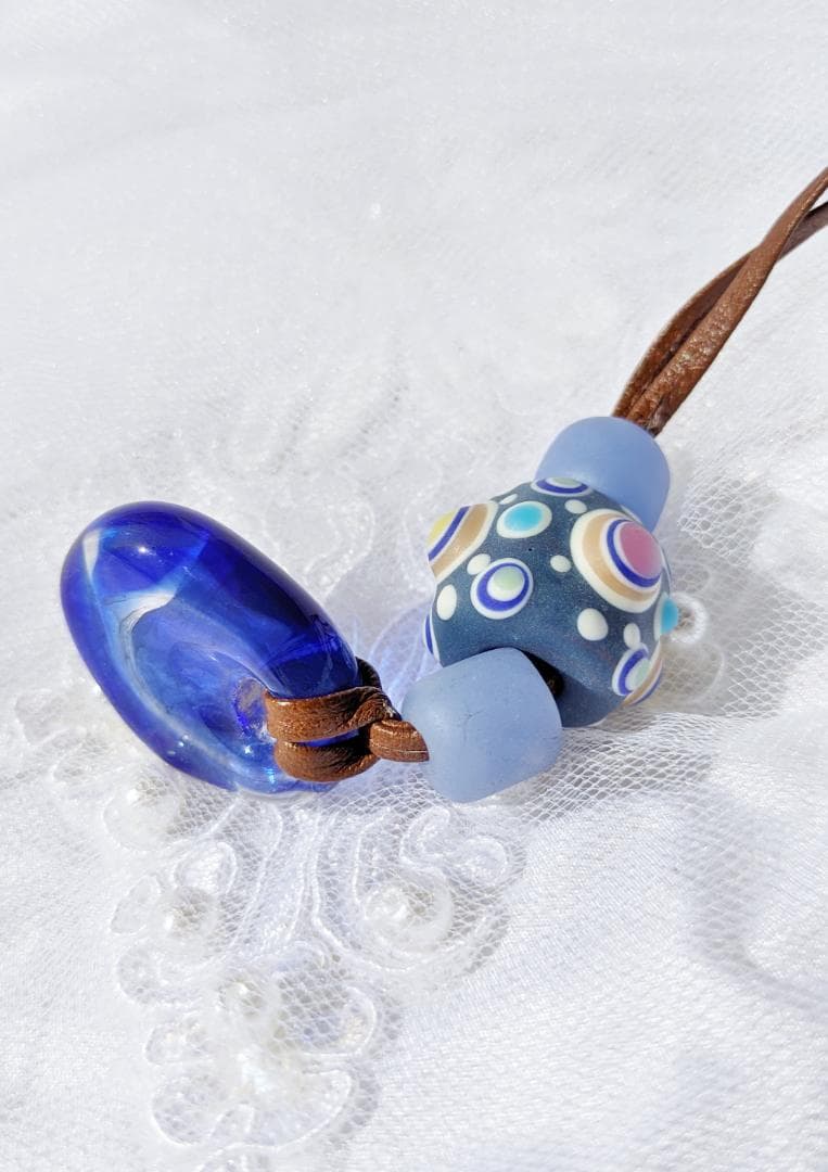 吉田正子トンボ玉（貳拾玖）　皮ひもネックレス　ガラス玉に込めた日本画　和のこころ