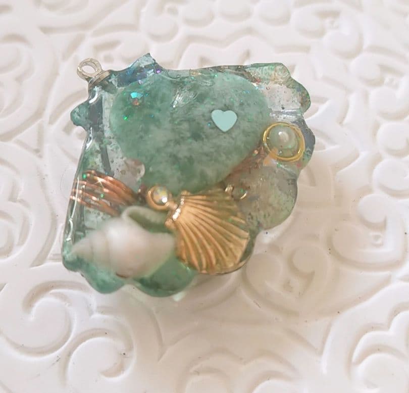 さるれ♥オルゴナイト　貝殻型　チャーム　糸魚川翡翠