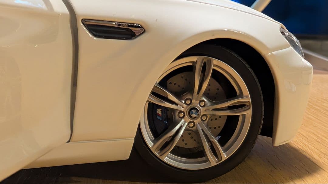 【美品】BMW M6 F13 ホワイト 1/18 モデルカー