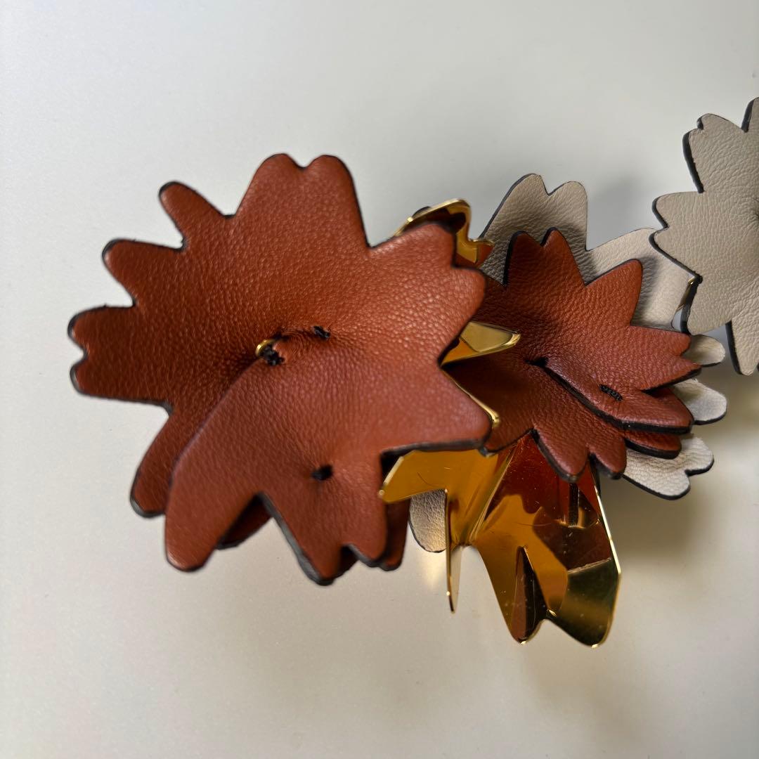 超美品✨MARNI ブローチ 保存袋付き　花　レザー&メタル　ゴールド