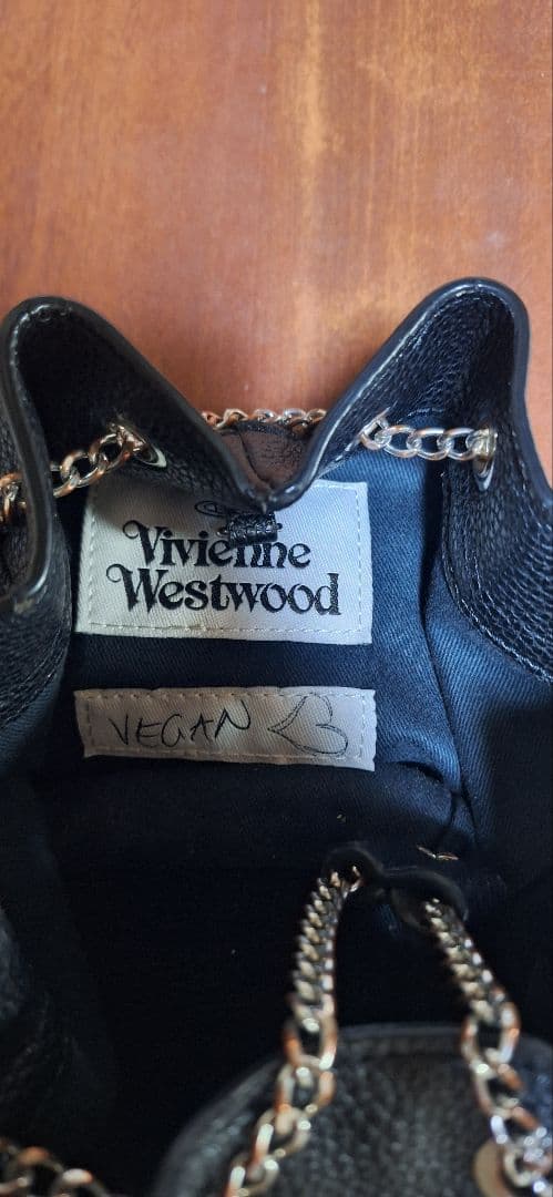 ヴィヴィアンウエストウッド 黒のヴィーガンレザーバケットバッグ