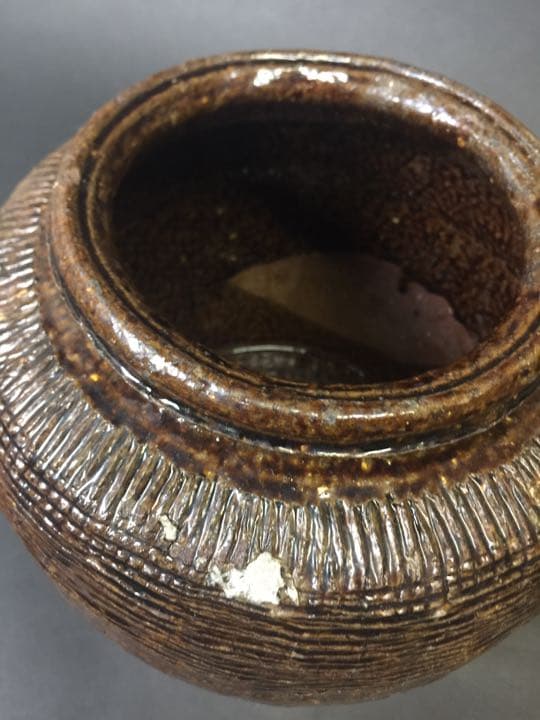 茶道具  水指しサイズ 茶道の神髓にビッタリ 古い 醬釉刻線紋罐 中国明時代