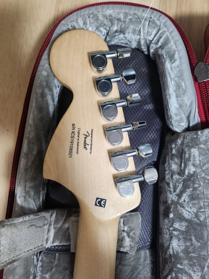 Squier by Fenderストラトキャスター ケース付