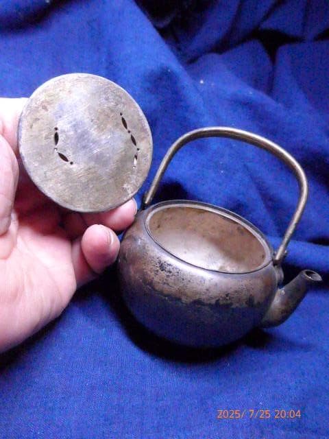 銅のとても古い小ぶりの薬缶、急須、水差しです