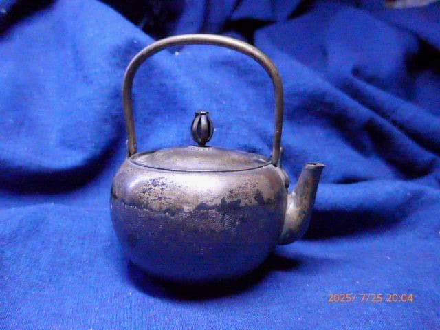 銅のとても古い小ぶりの薬缶、急須、水差しです