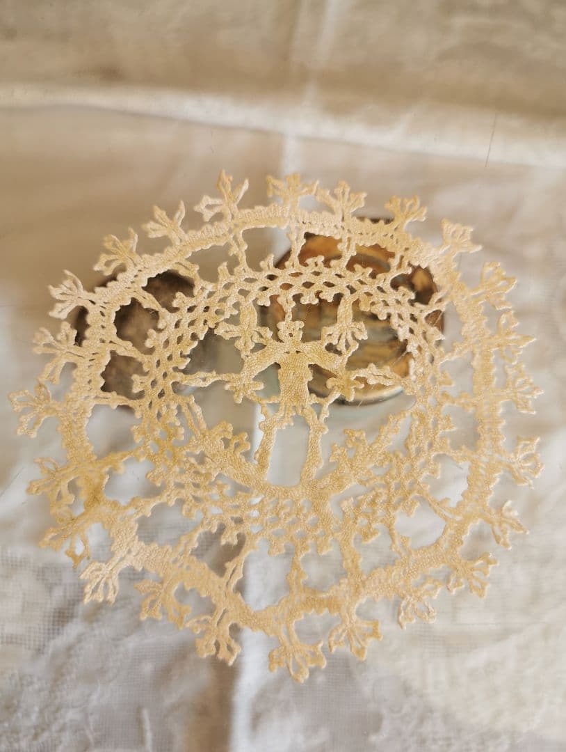 アンティーク ベルギー購入 可愛い人物像の小さなリネンドイリー フリルコースター