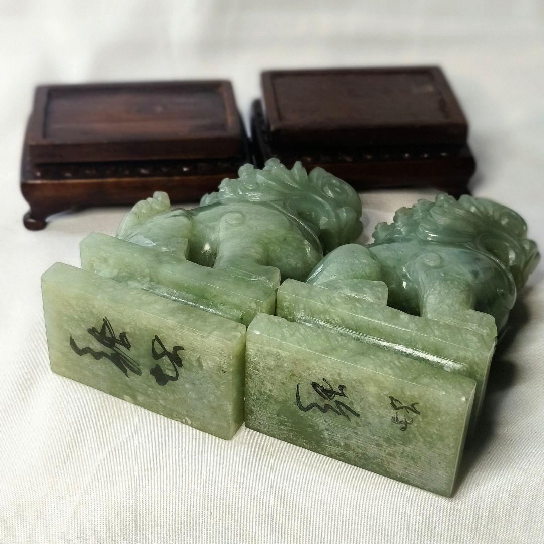 中国骨董 玉獅子一対 手彫唐木台付 清朝古美術 コレクター放出 天然石 風水開運