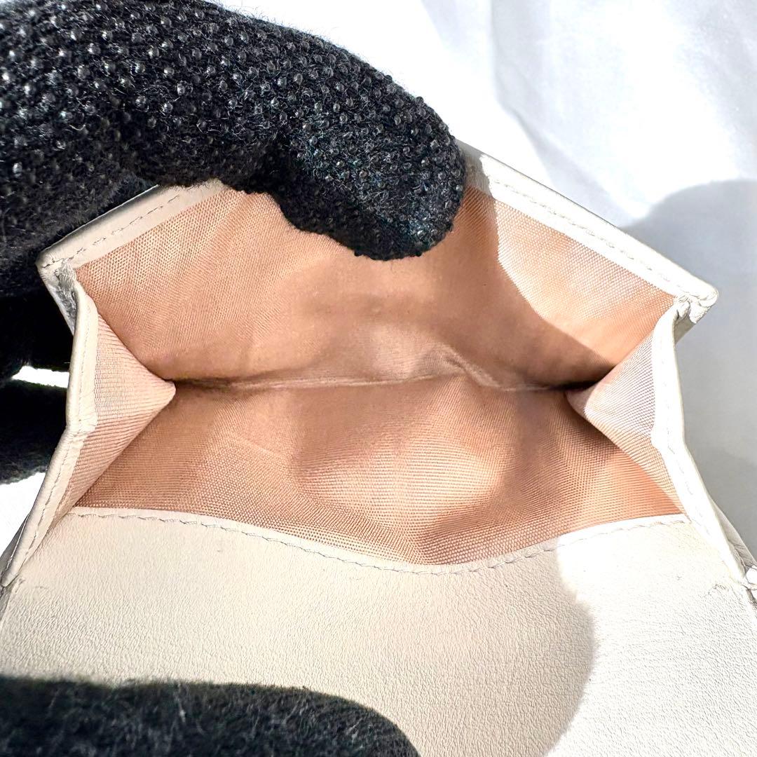 未使用級/現行✨プラダ 折り財布 三角ロゴ スタッズ RFID搭載 ホワイト