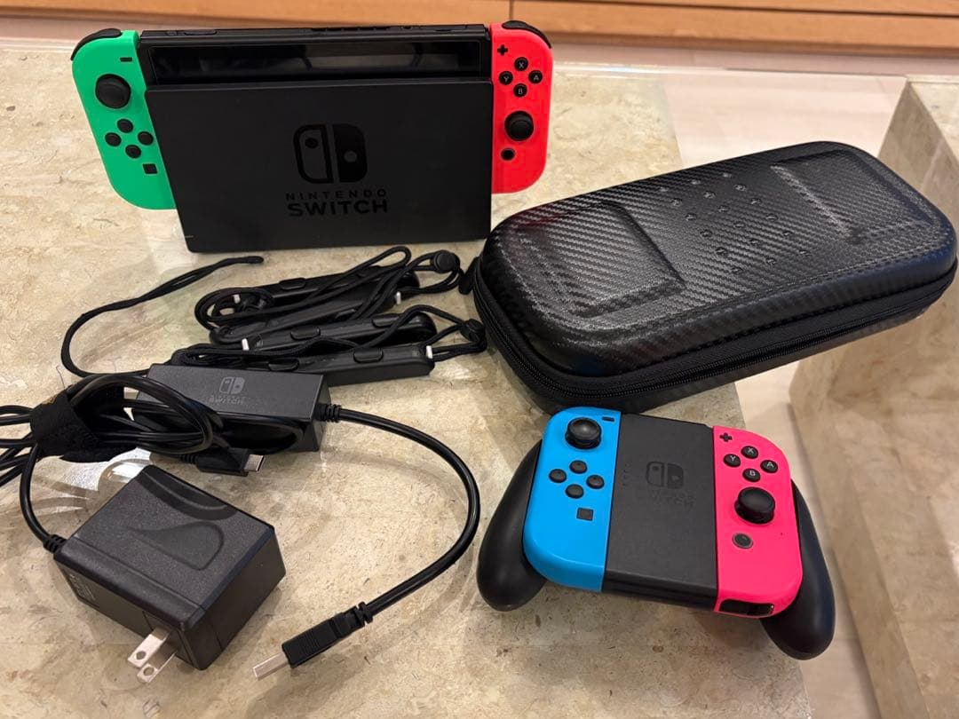 Nintendo switch本体　Joy-Con4本ケースなど付属品多数