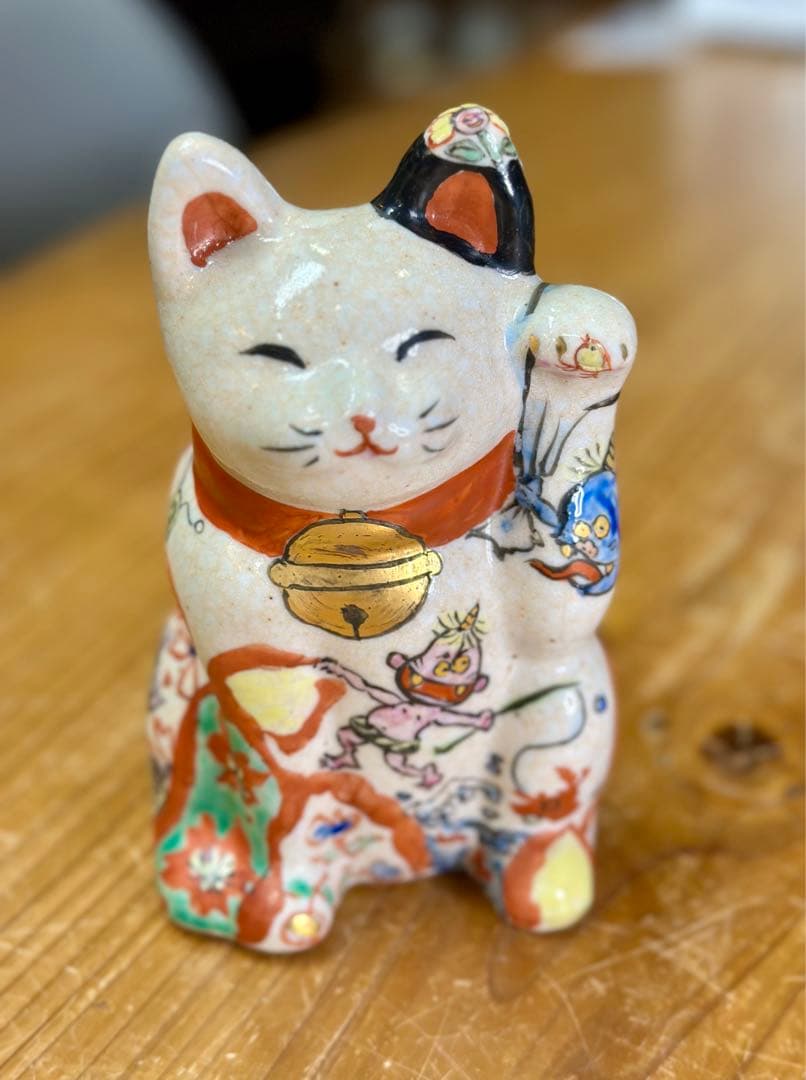 招き猫　左手　小鬼山笑う　女流陶芸作家　和田一人　陶器　高さ約17.6cm