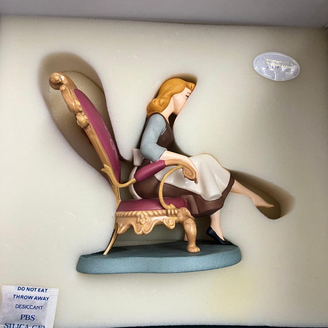 【美品】ディズニー WDCC シンデレラ『プリンセスを探し出すガラスの靴』廃盤品