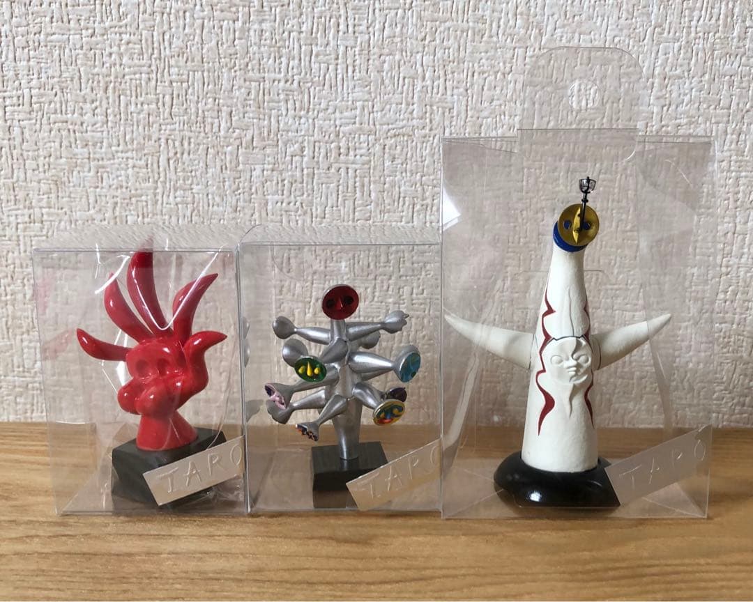 新品未開封 岡本太郎 ミニフィギュア 計3点 (太陽の塔/赤い手/こどもの樹)