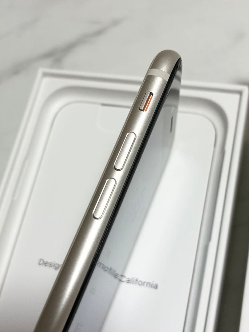 iPhone SE（第3世代）64GB スターライト SIMフリー 本体