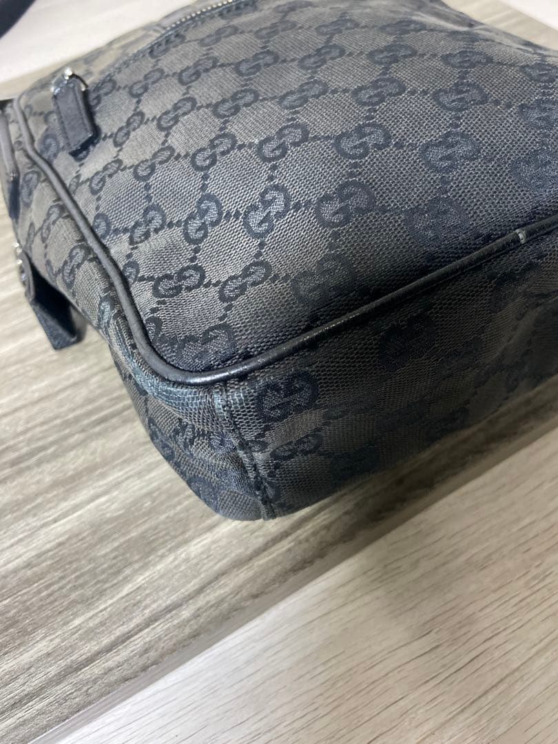 GUCCI ショルダーバッグ　GG柄　キャンバス　黒　斜め掛け　ロゴプレート