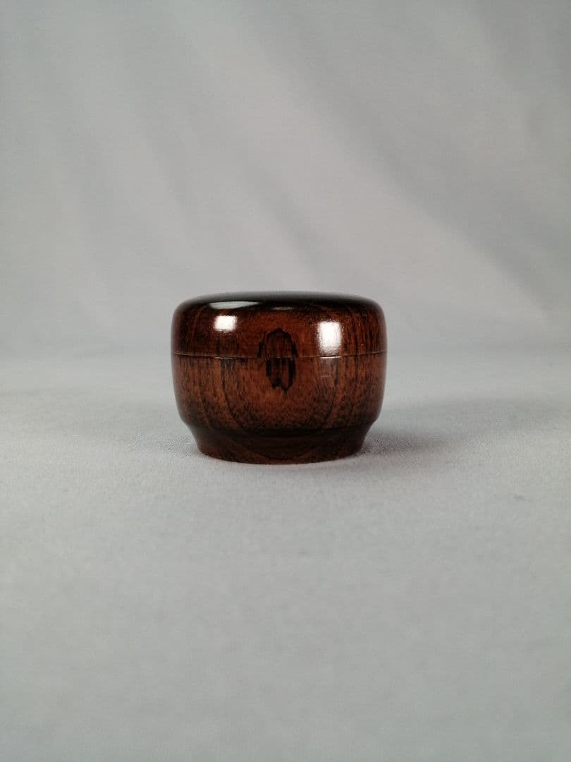 【茶事具】大多尾重光造　桜材兜蒔絵丸香合　香合327