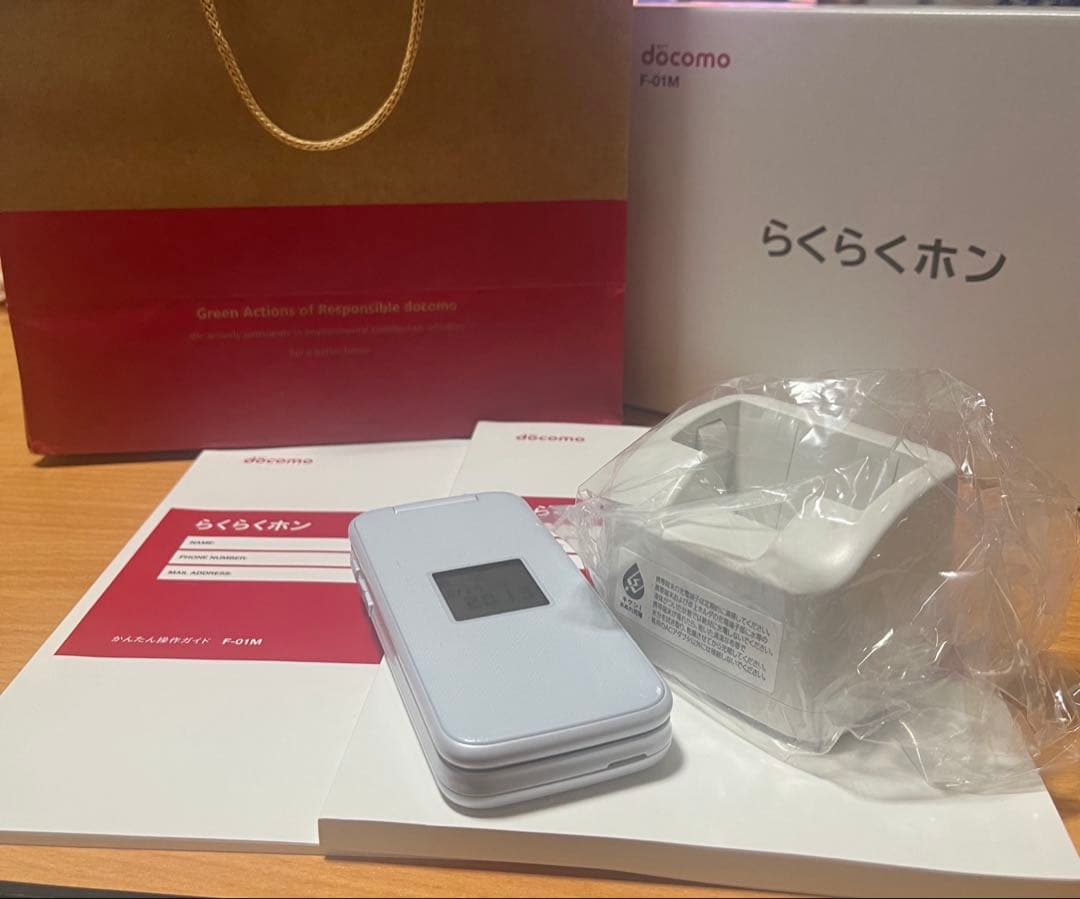 値下げ　docomo らくらくホン F-01M ホワイト