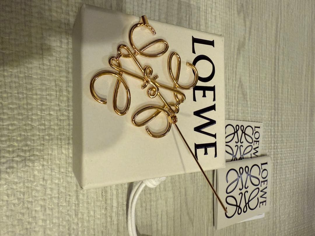 LOEWE アナグラム ブローチ (メタル) ゴールド 新品未使用品 あき