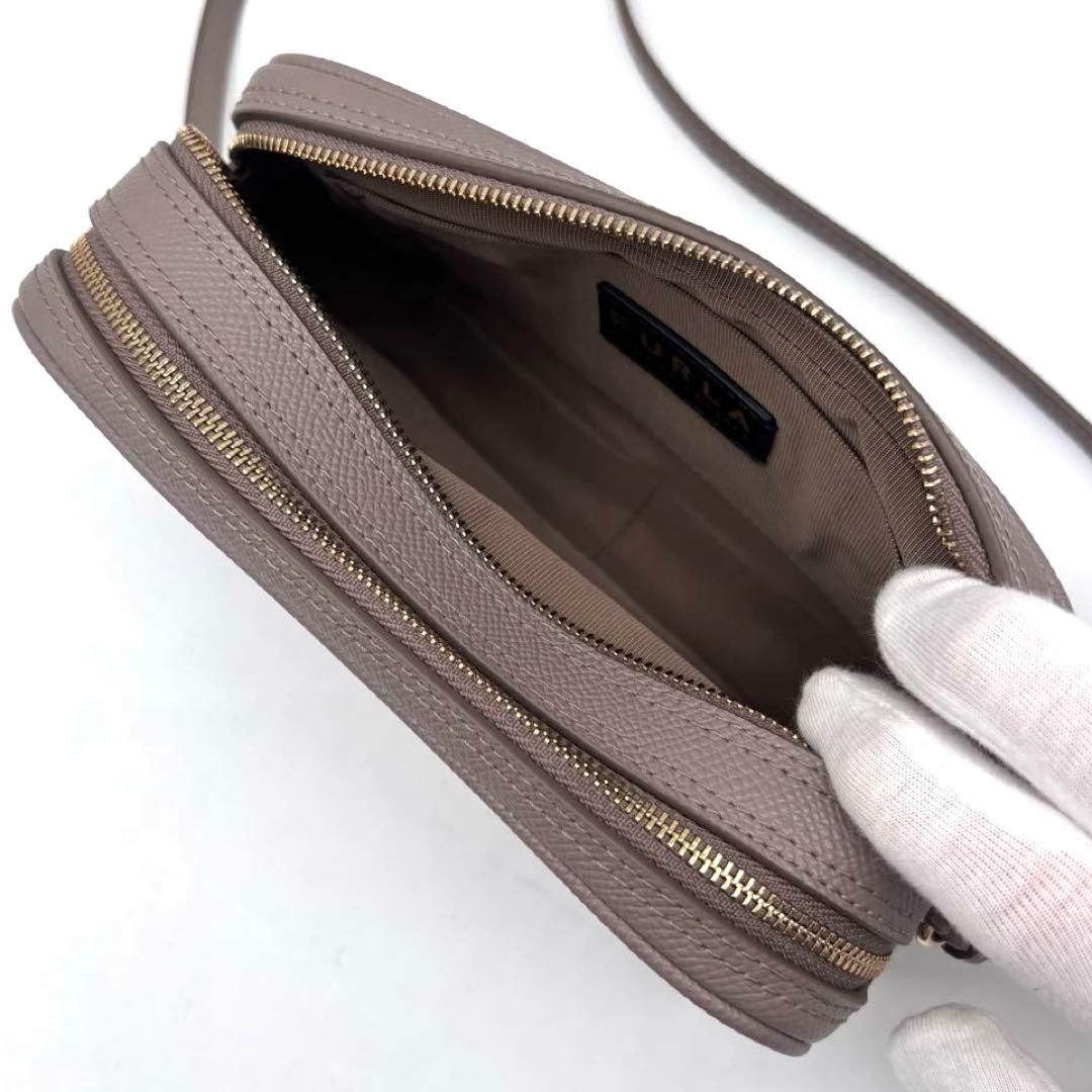 ✨未使用級✨現行ロゴ✨フルラ　カメラバッグ　ショルダーバッグ　リリー　レザー