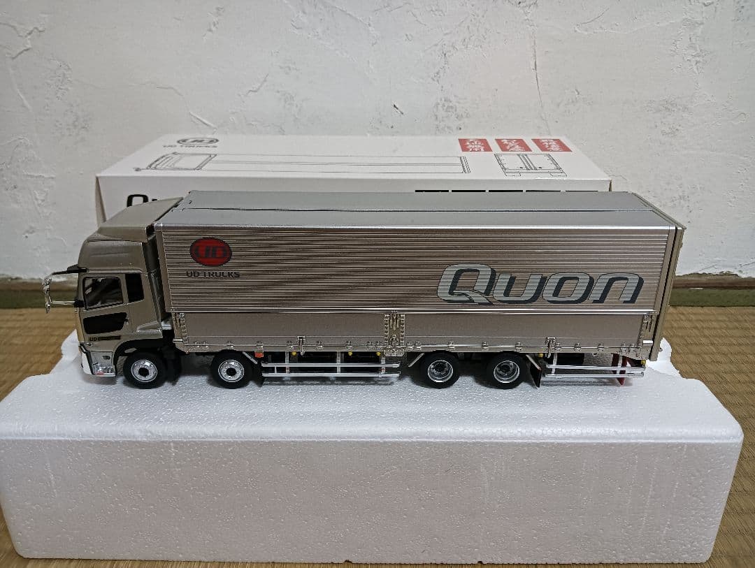 Quonトラック 1/43スケール シルバー