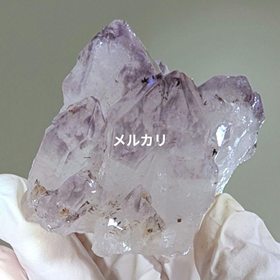特徴的なアメジスト原石（扇形状内包物入り）