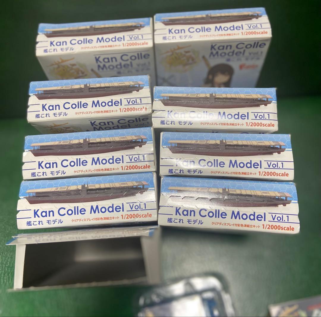艦船モデルの1/2000スケール、全8種類+1の艦船が含まれ、クリアスタンド付き