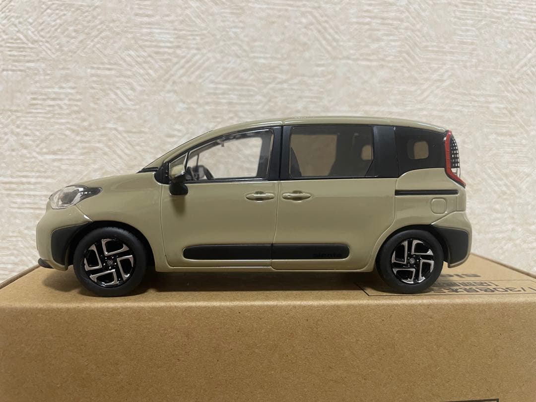 トヨタ シエンタ ミニカー ベージュ