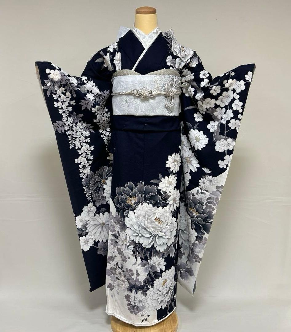 シックな紺地と白の染め分けの牡丹の振袖セット