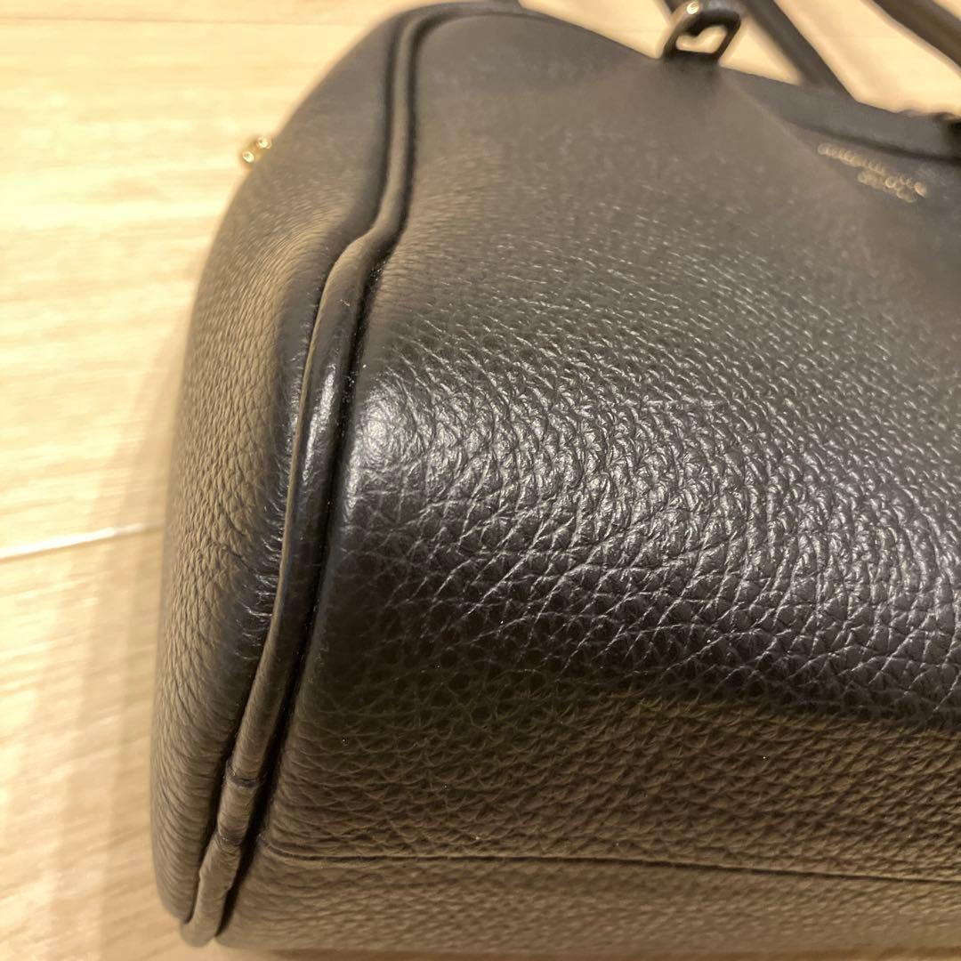 CHRISTIAN VILLA チャーム付きシュリンクレザーハンドバッグ