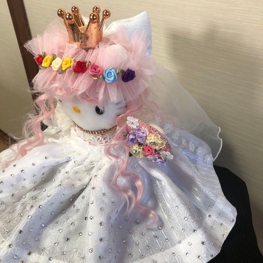 Hello Kitty ハローキティの美しいウェディングドレス