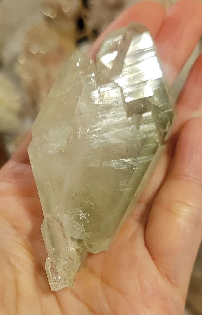 月末特価！神聖　ガネーシュヒマール産 ヒマラヤ水晶ポイント クローライト虹あり