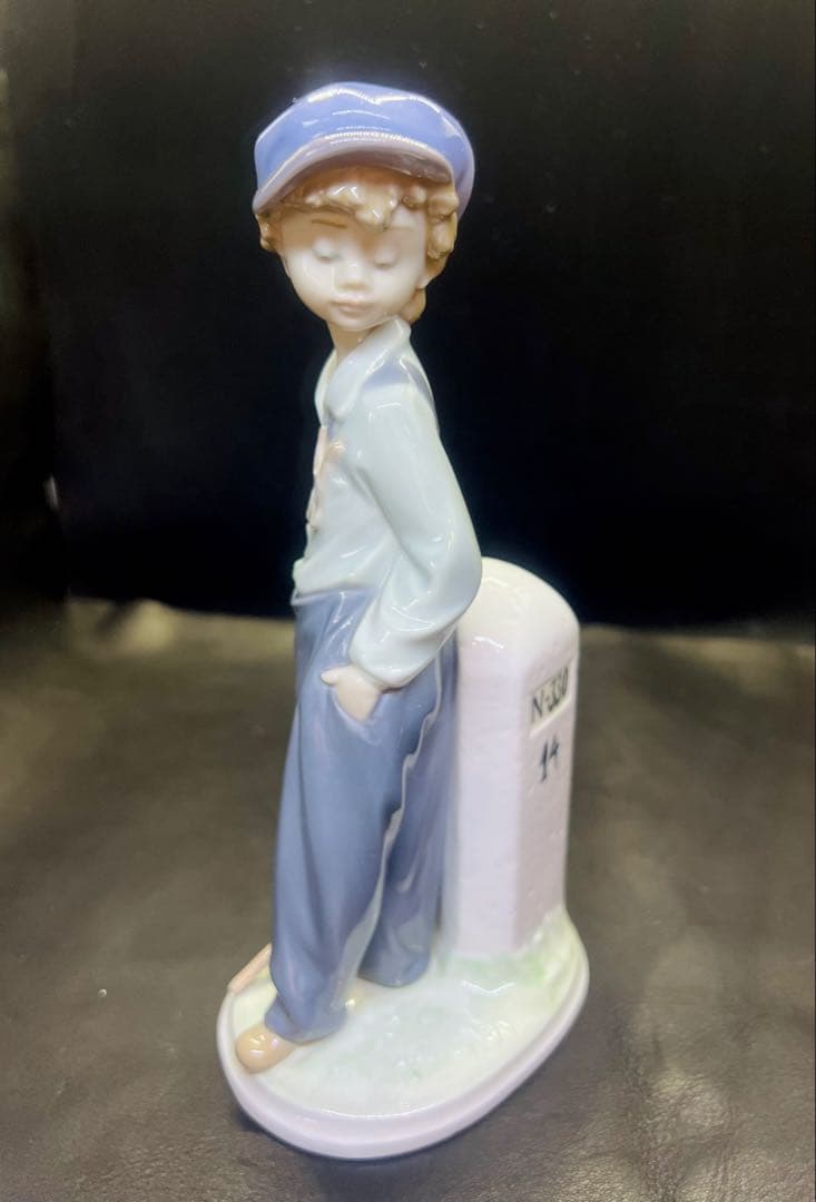 少年の陶器フィギュア