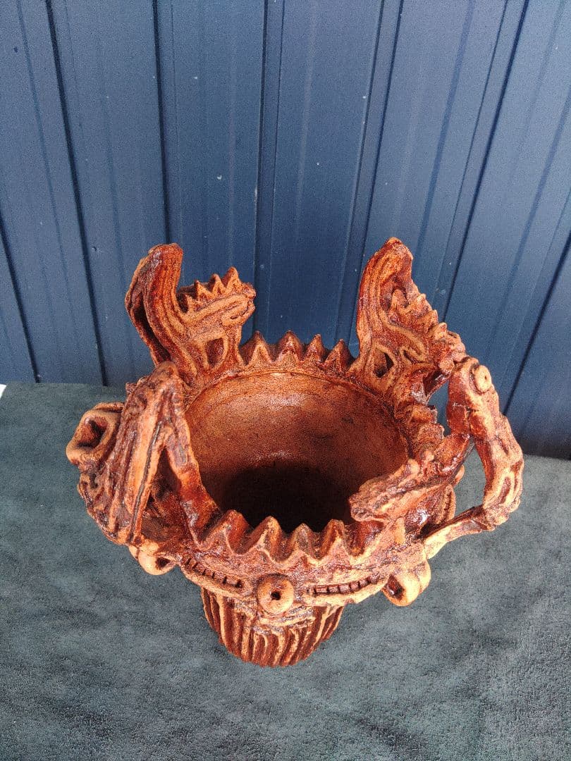 火焔型土器 三条の縄文　高さ250ｍｍ　幅250ｍｍ　重さ3ｋｇ