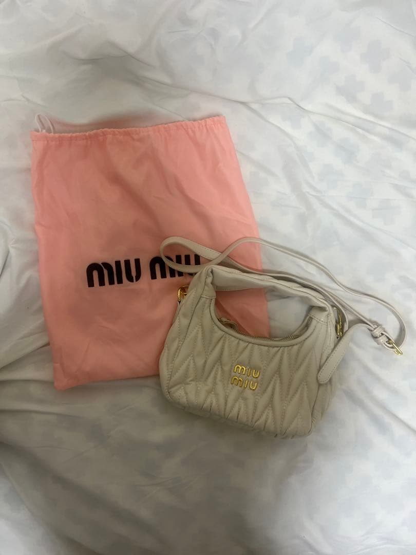 MIU MIU ホワイトショルダーバッグ 保存袋付き