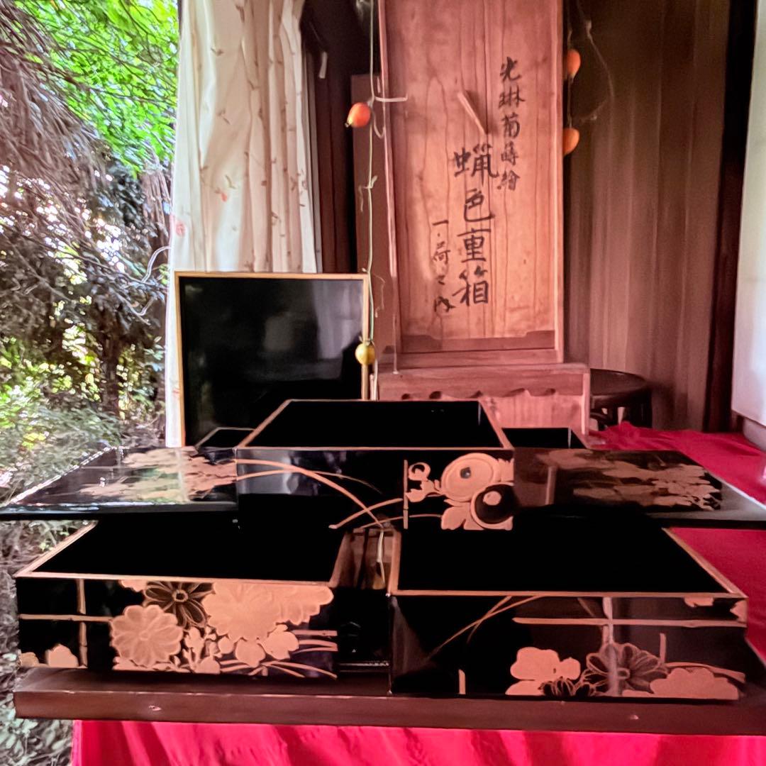 2210様感謝‼️JAPAN蝋色『光琳菊蒔絵五段重二枚蓋』螺鈿光琳　台座付　桐箱入