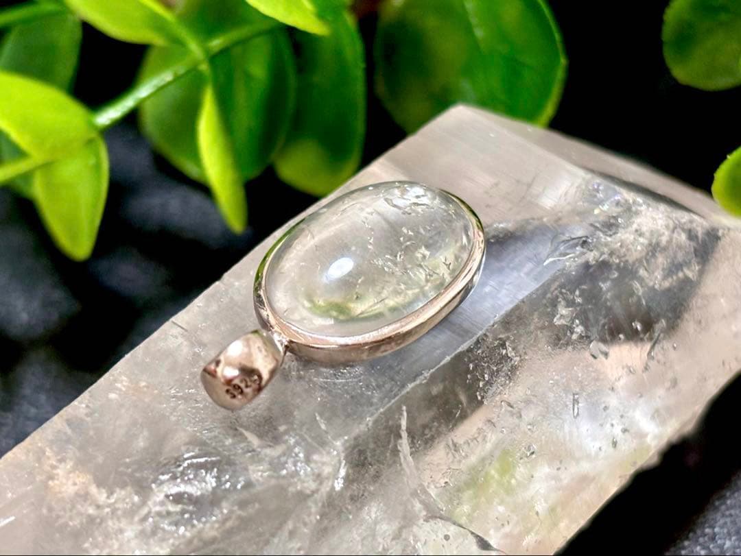 究極品質　オパール最高峰の希少価値　虹のエメラルドグリーンハイアライトオパール