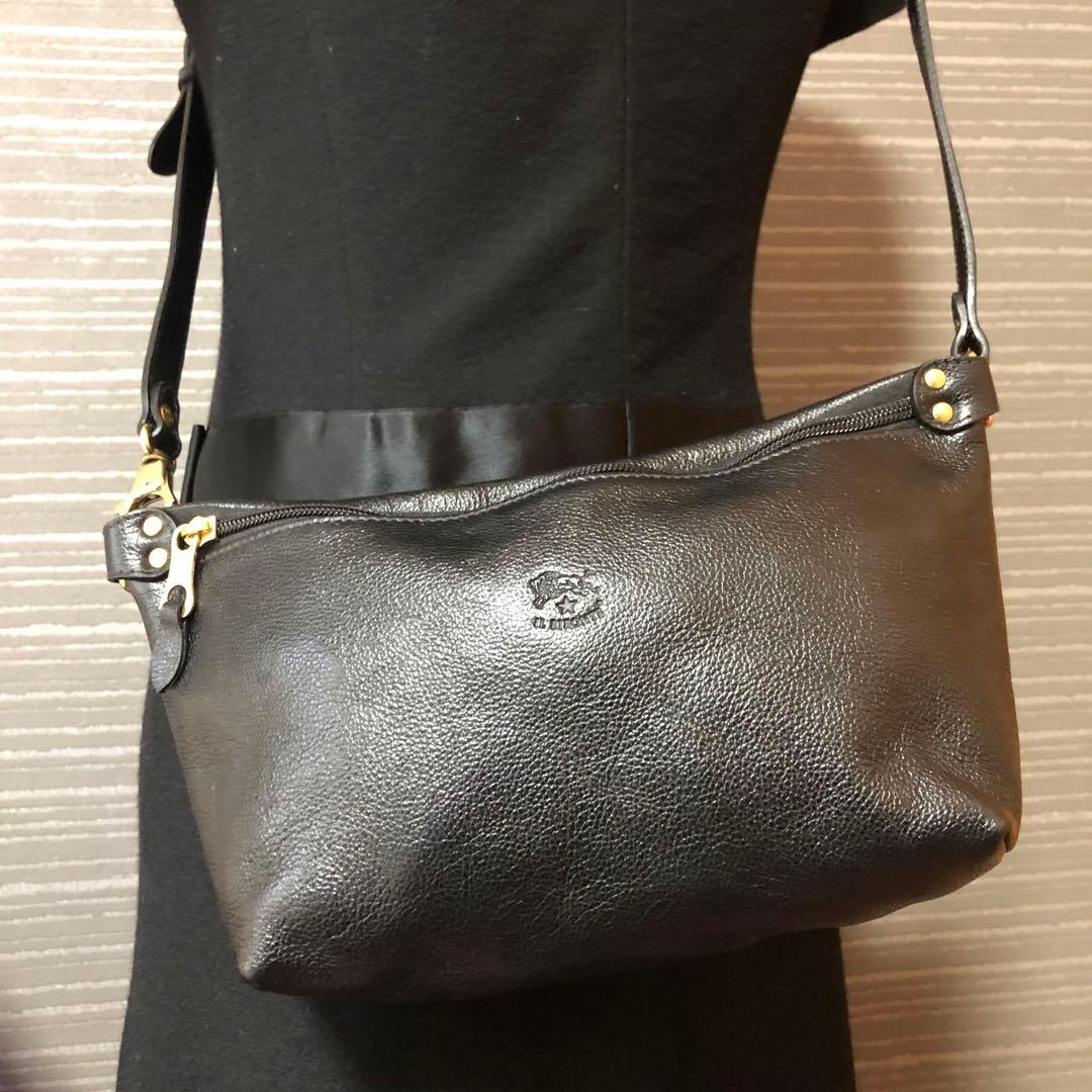 くろ　未使用♡ イルビゾンテ　クロスボディバッグ　ブラック　オールレザー
