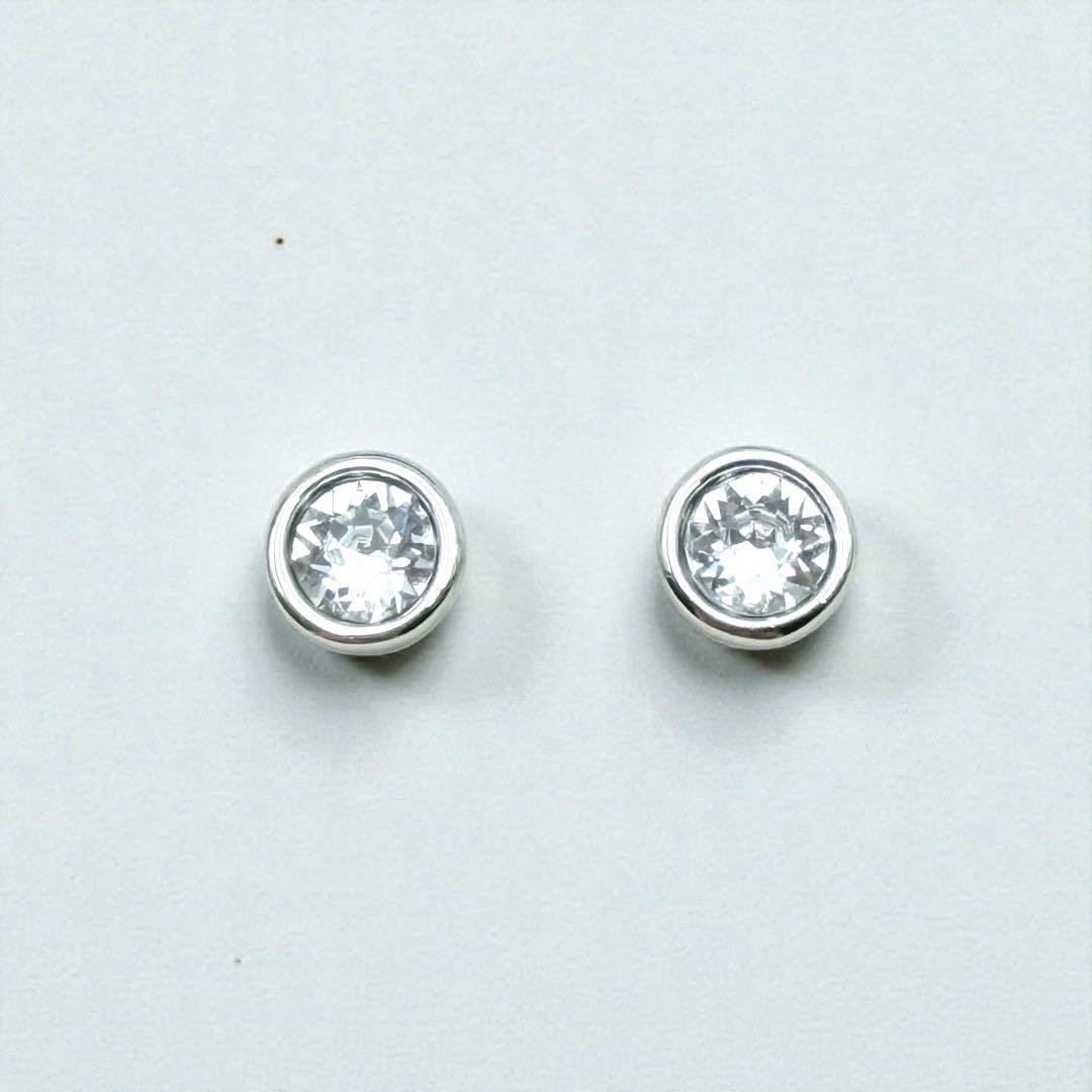 ほぼ未使用　SWAROVSKI ピアス　ラウンドカット　スタッドピアス　ホワイト