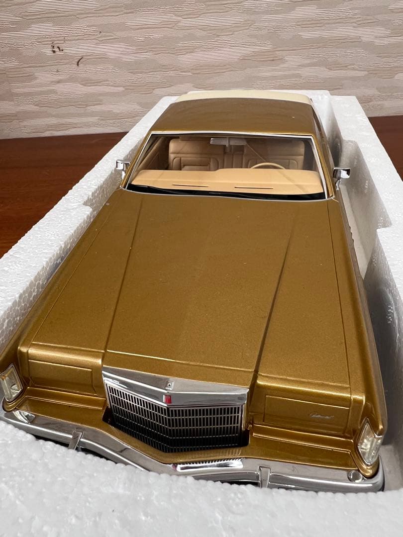 No284 ミニカー1/18 Lincoln Continental Mk5