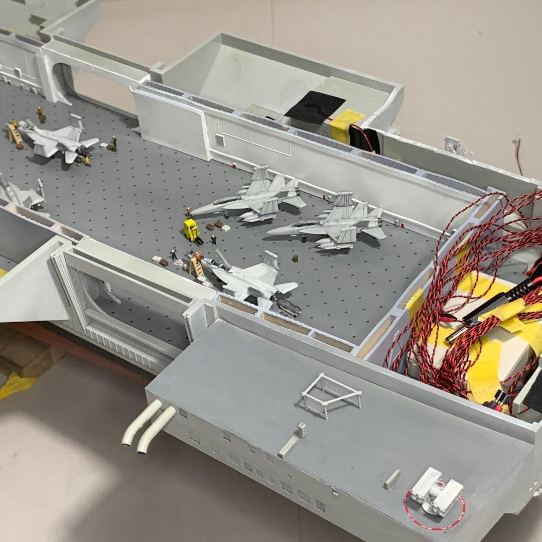 アメリカ海軍 空母 ジェラルド・R・フォード 1/350 格納庫 艦船模型