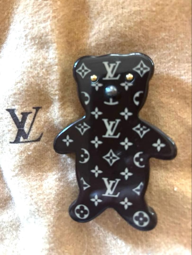 ルイヴィトン　ピンバッジ　熊　モノグラム