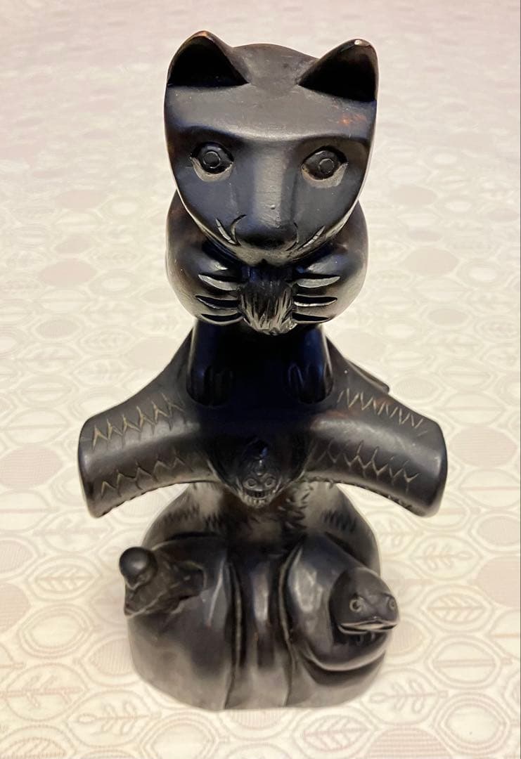 猫　木彫置物