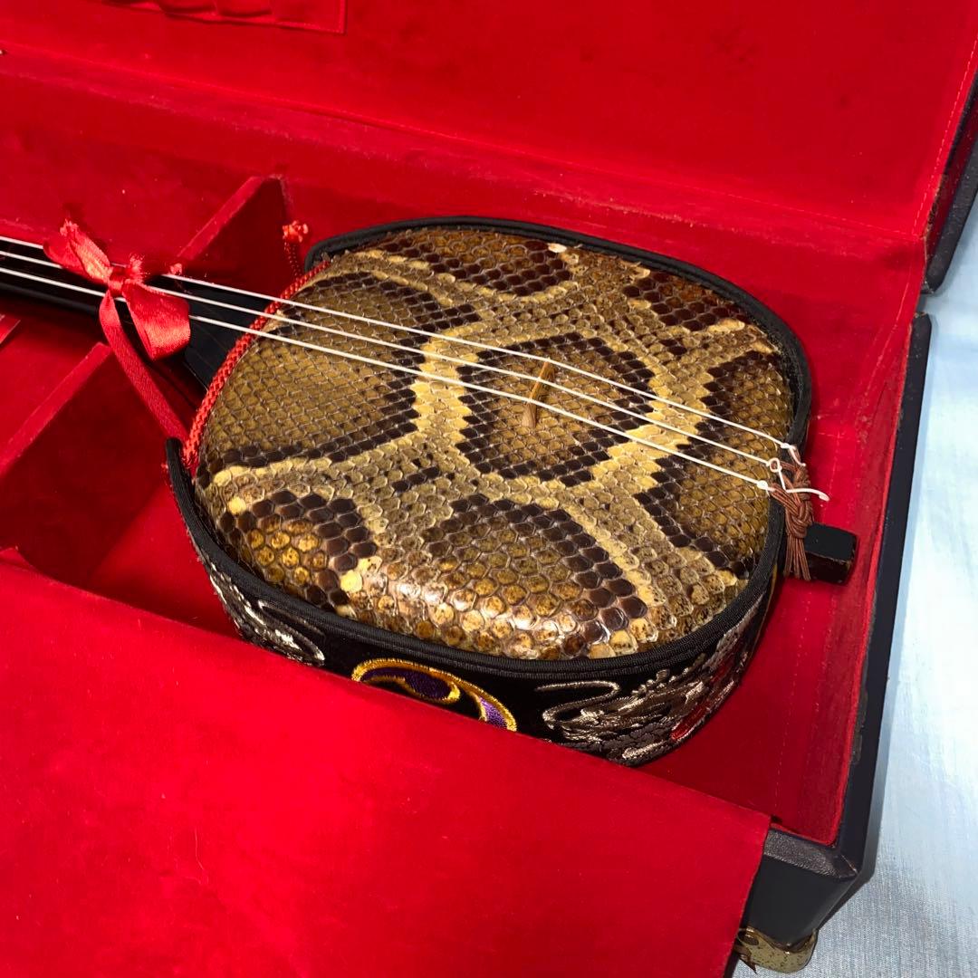 沖縄民族楽器　三線本体 強化張り蛇皮製 付属品　鍵付きハードケース
