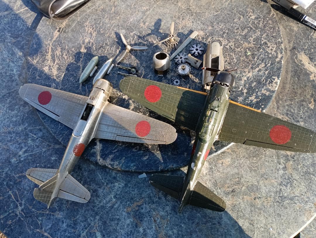 １６０４）ずっしり重いダイカスト製　ゼロ戦？　２機まとめて　難あり